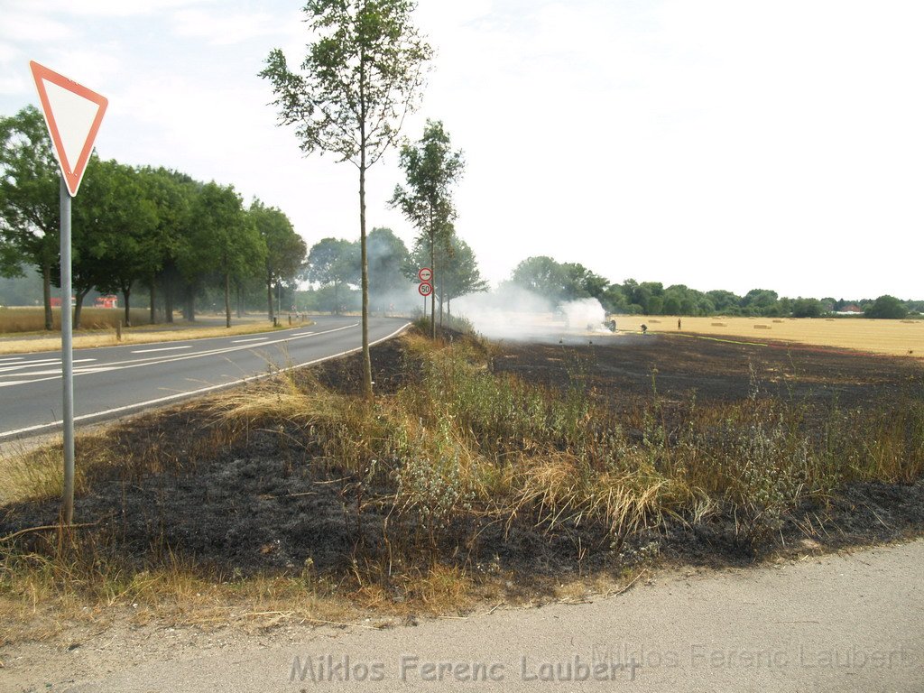 Bodenfeuer ausgeloest durch Strohballenpresse Koeln Holweide Colonia Allee P02.JPG